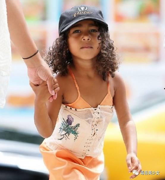 国产卡戴珊清晨一炮,引发网友热议 第3张 国产卡戴珊清晨一炮,引发网友热议 第3张